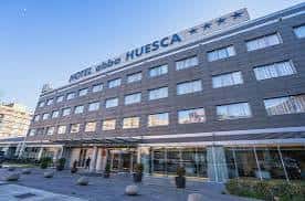 Vista exterior diurna del Hotel Abba Huesca con su fachada moderna y entrada principal