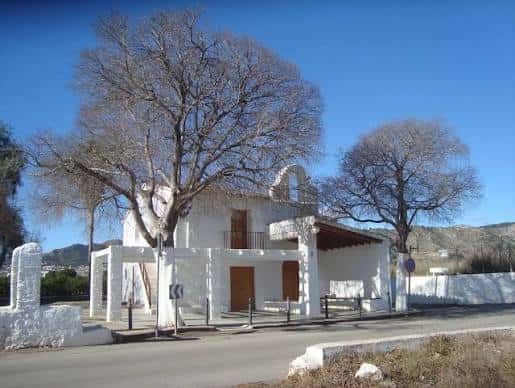 Vista exterior de la Ermita de Sant Roc con fachada blanca y árboles sin hojas