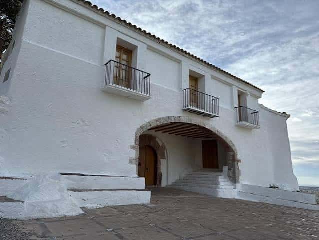 Fachada lateral de la ermita con balcones y escalinata de acceso