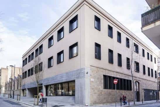 Fachada exterior moderna del edificio de la biblioteca en Barcelona