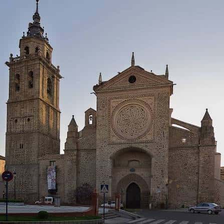 Vista exterior de la Colegiata de Santa María la Mayor en Talavera de la Reina con su fachada principal y torre campanario