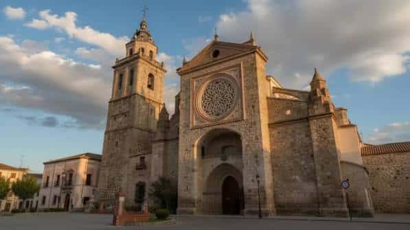 Fachada de la Iglesia de Santa María la Mayor al atardecer con cielo nublado