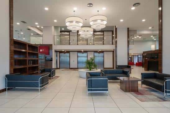 Lobby principal del hotel con sofás modernos y lámparas colgantes