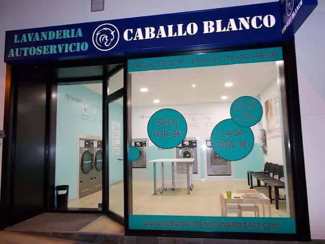 Fachada exterior de la lavandería autoservicio Caballo Blanco