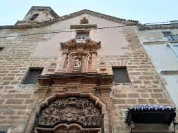Fachada principal de la Iglesia de San Lorenzo Mártir con detalles barrocos y escultura central