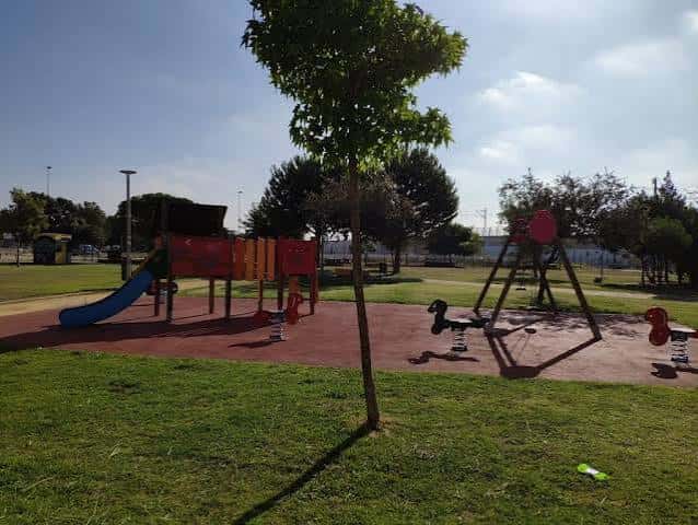 Zona de juegos infantiles en el parque