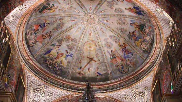 Cúpula pintada con frescos religiosos en el interior de la iglesia
