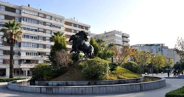 Fuente con escultura ecuestre en el centro del parque