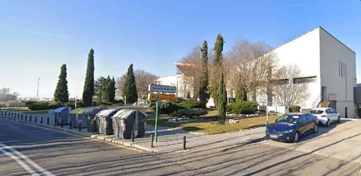 Vista exterior de la Masia de Can Canyadó con su torre medieval bajo un cielo azul
