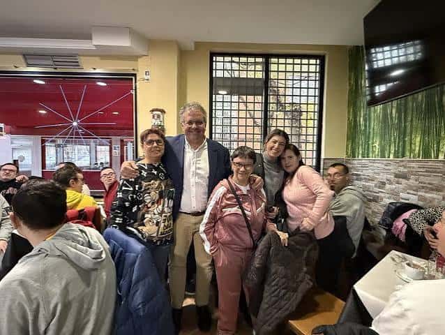 Grupo de personas en un evento social dentro del centro