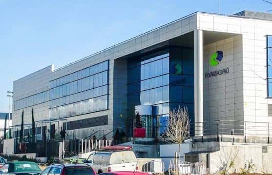 Fachada moderna del edificio de Rivamadrid con grandes ventanales y logo corporativo