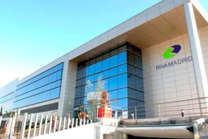 Vista exterior del centro de eventos Rivamadrid bajo cielo despejado