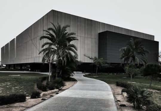 Exterior del edificio en blanco y negro, destacando líneas arquitectónicas modernas