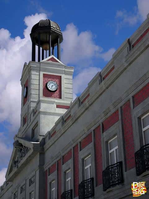 Detalle arquitectónico de la torre del reloj en el edificio principal