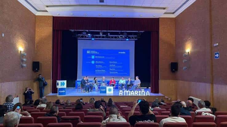 Escenario del auditorio durante una mesa redonda o foro