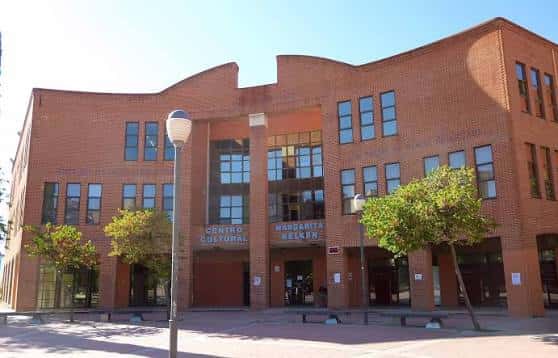 Vista frontal del Centro Cultural Margarita Nelken con fachada de ladrillo y entrada principal