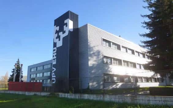 Vista exterior de la Facultad de Ciencias de la Actividad Física y el Deporte con fachada moderna y logotipo UPV EHU