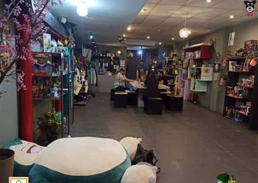 Interior de la tienda Latveria con estanterías y zona de descanso