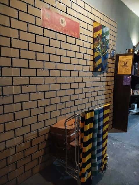Detalle decorativo estilo Harry Potter en la pared de ladrillo