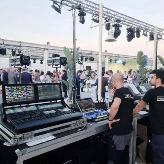 Técnico operando consola de iluminación en evento social
