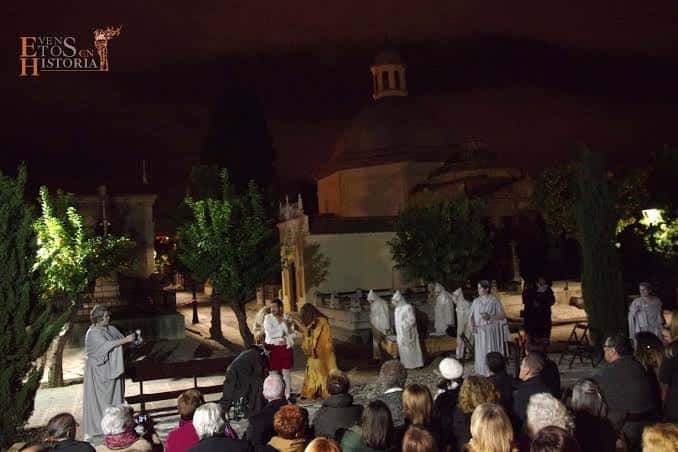 Espectáculo al aire libre con público y escenario en el auditorio