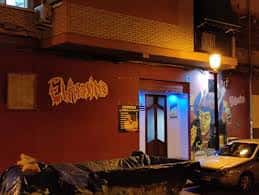 Fachada nocturna del local El Asesino en Valencia