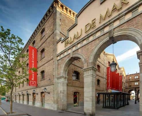 Entrada principal del Palau de Mar con arco monumental y letrero del museo