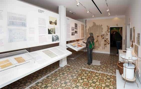Interior de una sala de exposiciones del museo con paneles informativos y mobiliario histórico