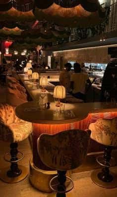 Interior del Chica Club Barcelona con ambiente acogedor y decoración elegante