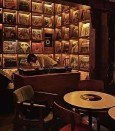 Zona de DJ en el Chica Club con pared decorada y estilo retro