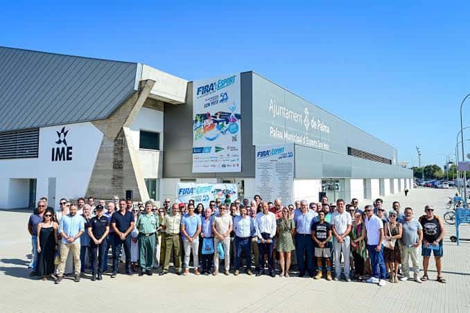 Grupo de personas posando frente a la fachada principal del Palacio Municipal de Deportes Son Moix
