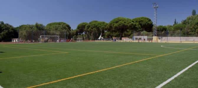 Vista panorámica del campo de fútbol con césped artificial y porterías