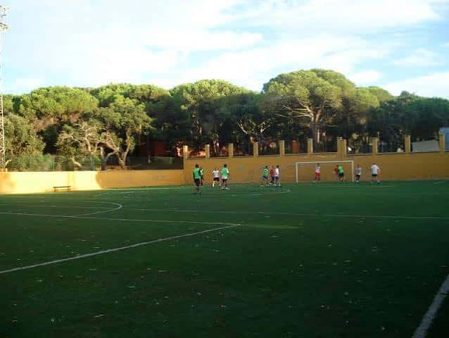 Partido de fútbol en el polideportivo al atardecer