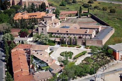 Vista aérea del complejo del convento mostrando su extensión y entorno verde