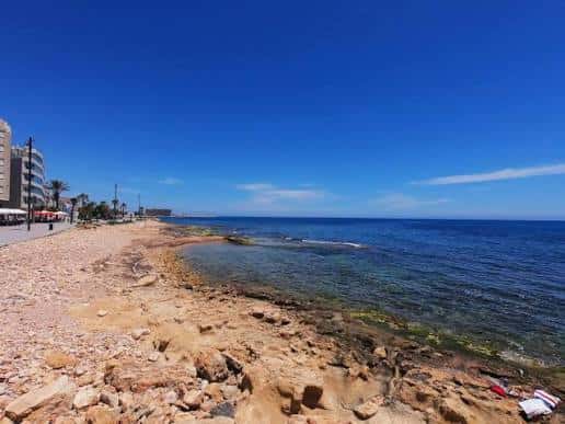 Vista panorámica de la costa rocosa y el mar en Punta Margalla