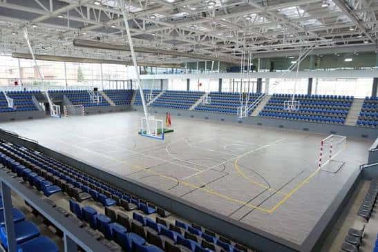 Pista multiusos del pabellón con canastas y porterías de fútbol sala