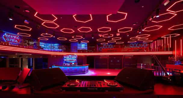 Interior de la discoteca Santa Rita con iluminación LED hexagonal y barra principal