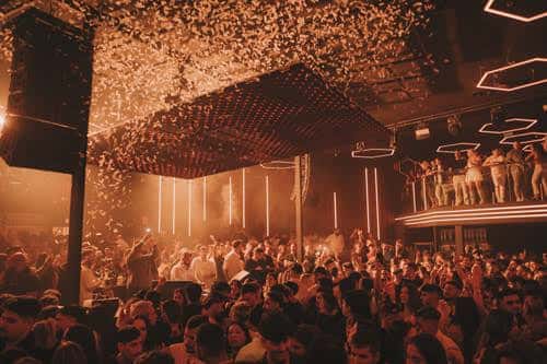 Fiesta en la discoteca Santa Rita con confeti cayendo sobre el público
