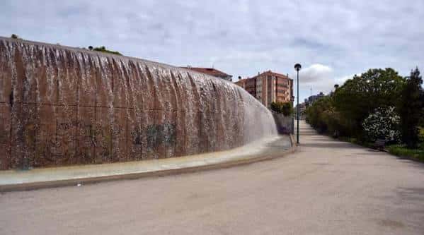 Vista del muro de agua en el Parque Padre Pacífico