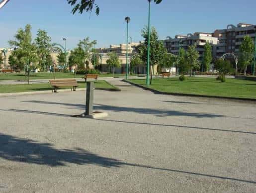 Área verde con bancos y zonas ajardinadas del parque