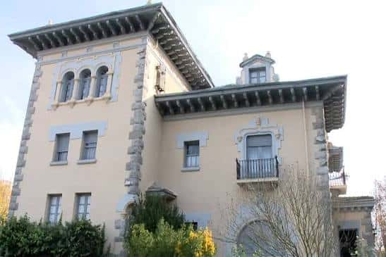 Fachada principal de la Quinta de San Agustín con detalles arquitectónicos y balcones
