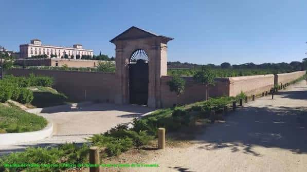 Puerta histórica y muralla en el Paseo de Madrid
