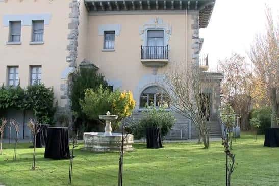 Jardín exterior de la Quinta con fuente central y mesas preparadas para evento