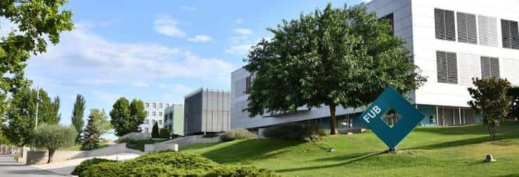 Vista panorámica del campus de la UManresa con el edificio FUB y señalización
