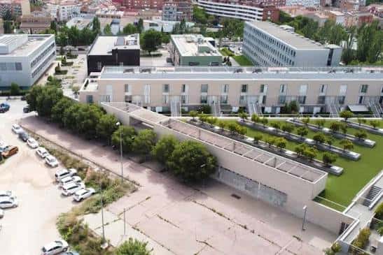 Vista aérea del campus universitario mostrando edificios y zonas verdes