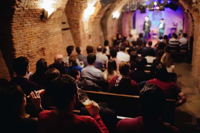 Público disfrutando de un espectáculo en el Teatro Off Latina