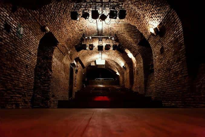 Escenario vacío desde la perspectiva del público con iluminación profesional