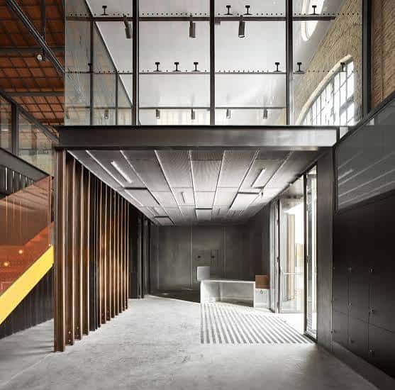 Área interior moderna con escalera y diseño arquitectónico contemporáneo