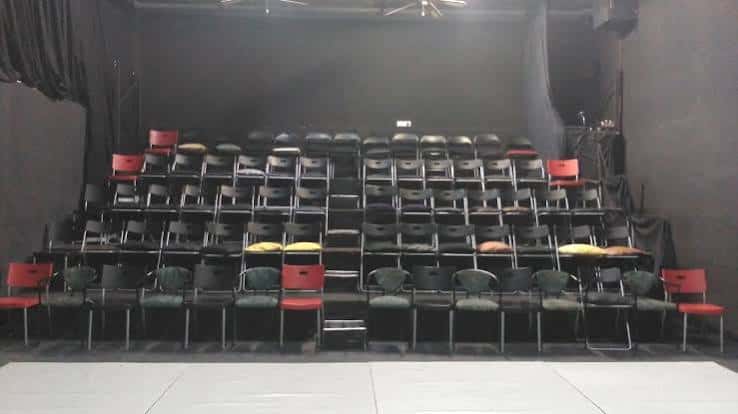 Interior del auditorio con butacas dispuestas en gradas frente al escenario