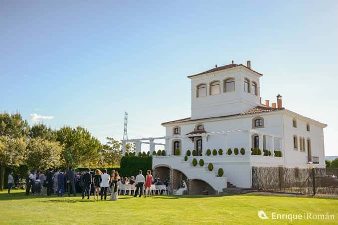 Recepción de boda frente a la fachada principal de la Torre Busquet